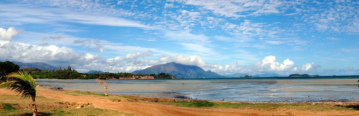 tjibao-mareebasse_6img.jpg - marée basse devant le Tjibao, à Nouméa - 6img (3.05m x 99cm)